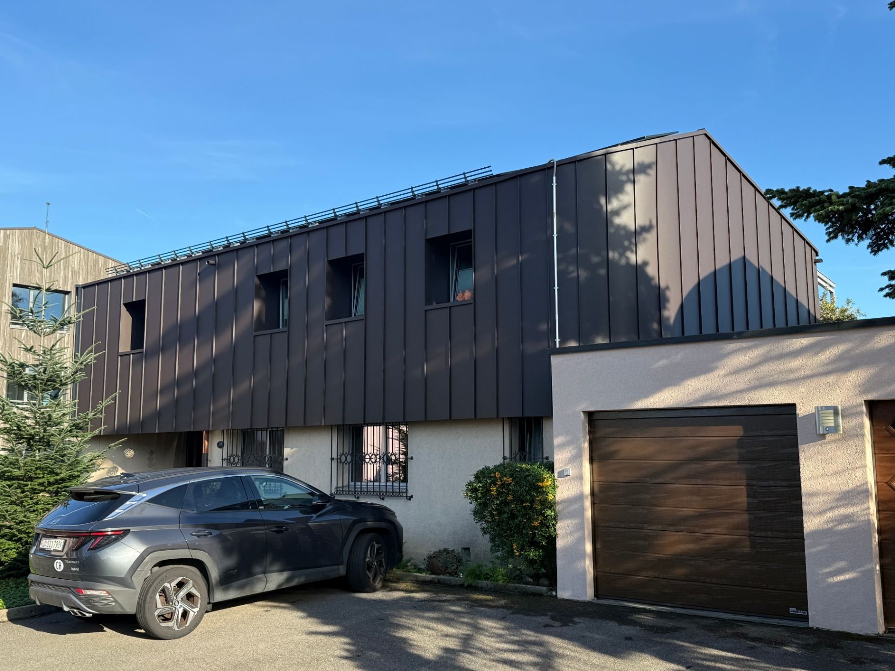 Wohnhaus mit dunkler Stehfalz-Fassadenverkleidung