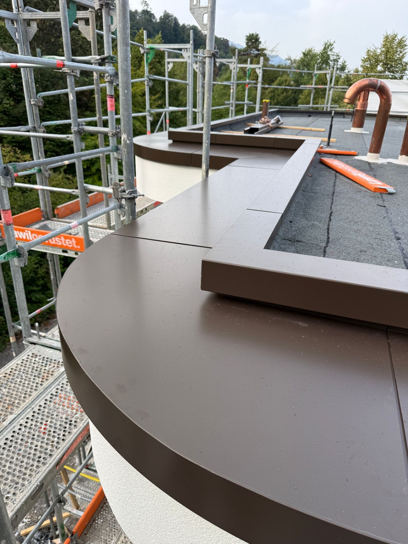Blechabdeckung einer Flachdachbrüstung mit Gerüst