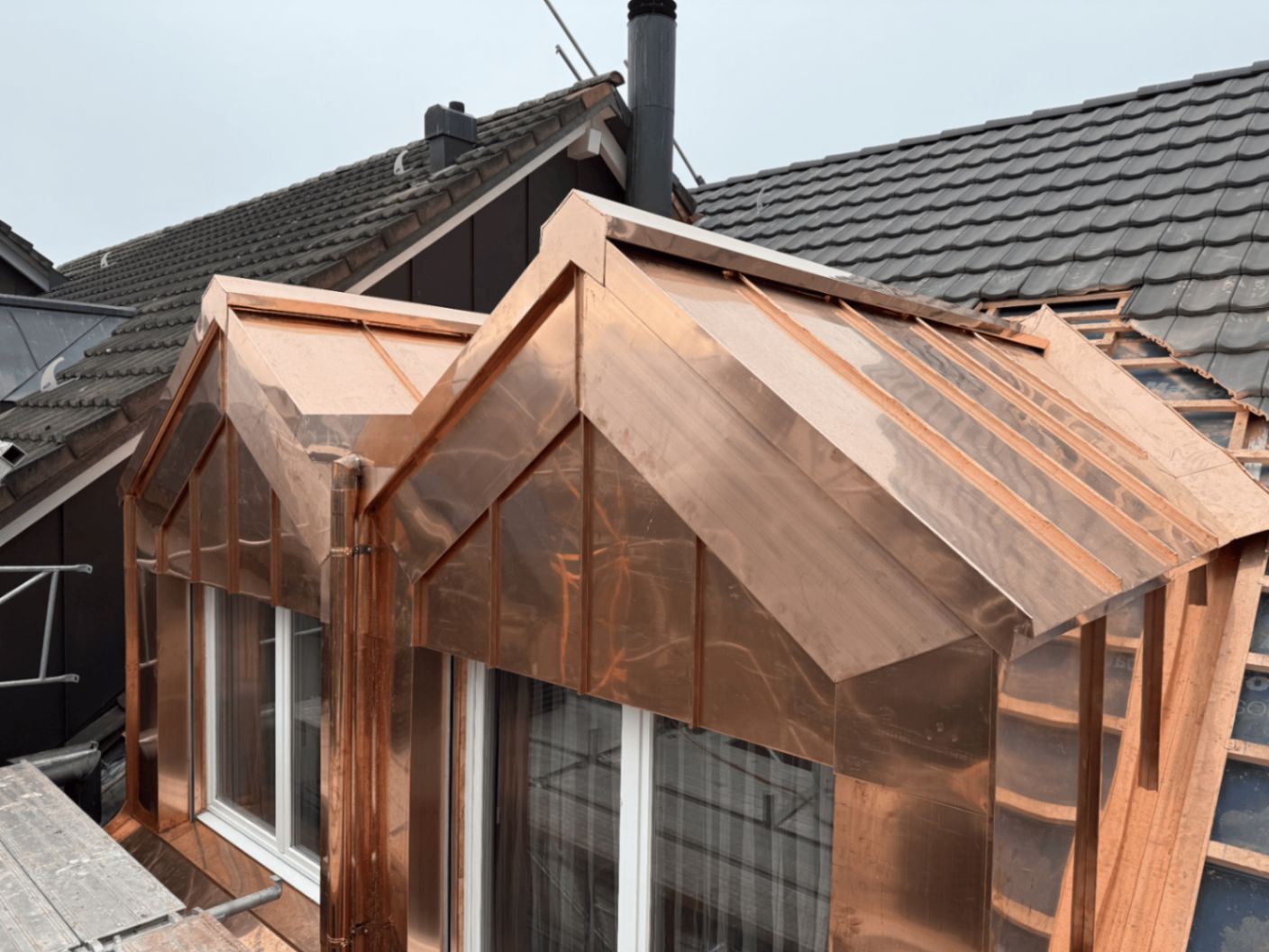 Kupferverkleidete Dachgaube mit Fenstern