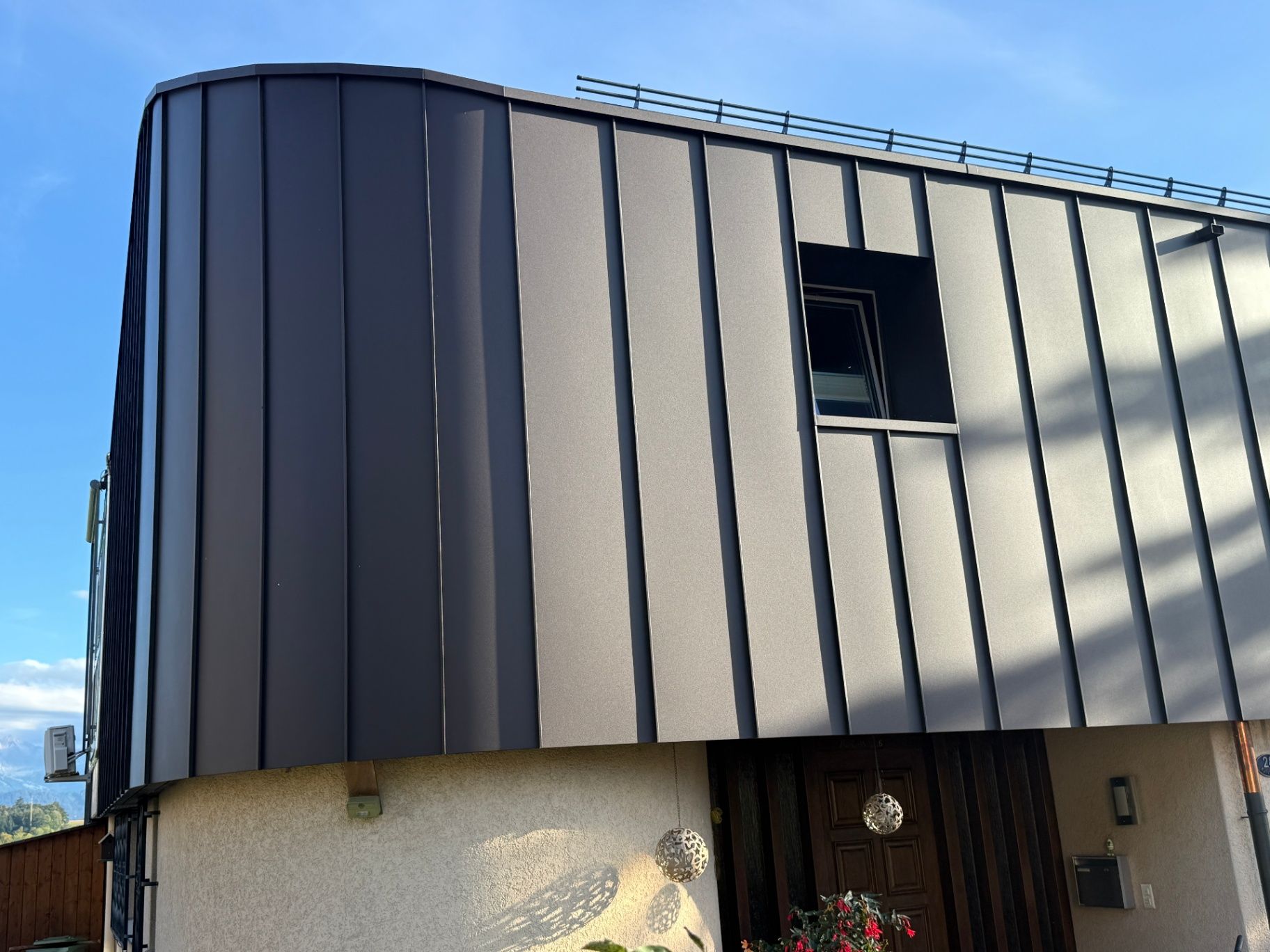 Wohnhaus mit dunkler Stehfalz-Fassadenverkleidung