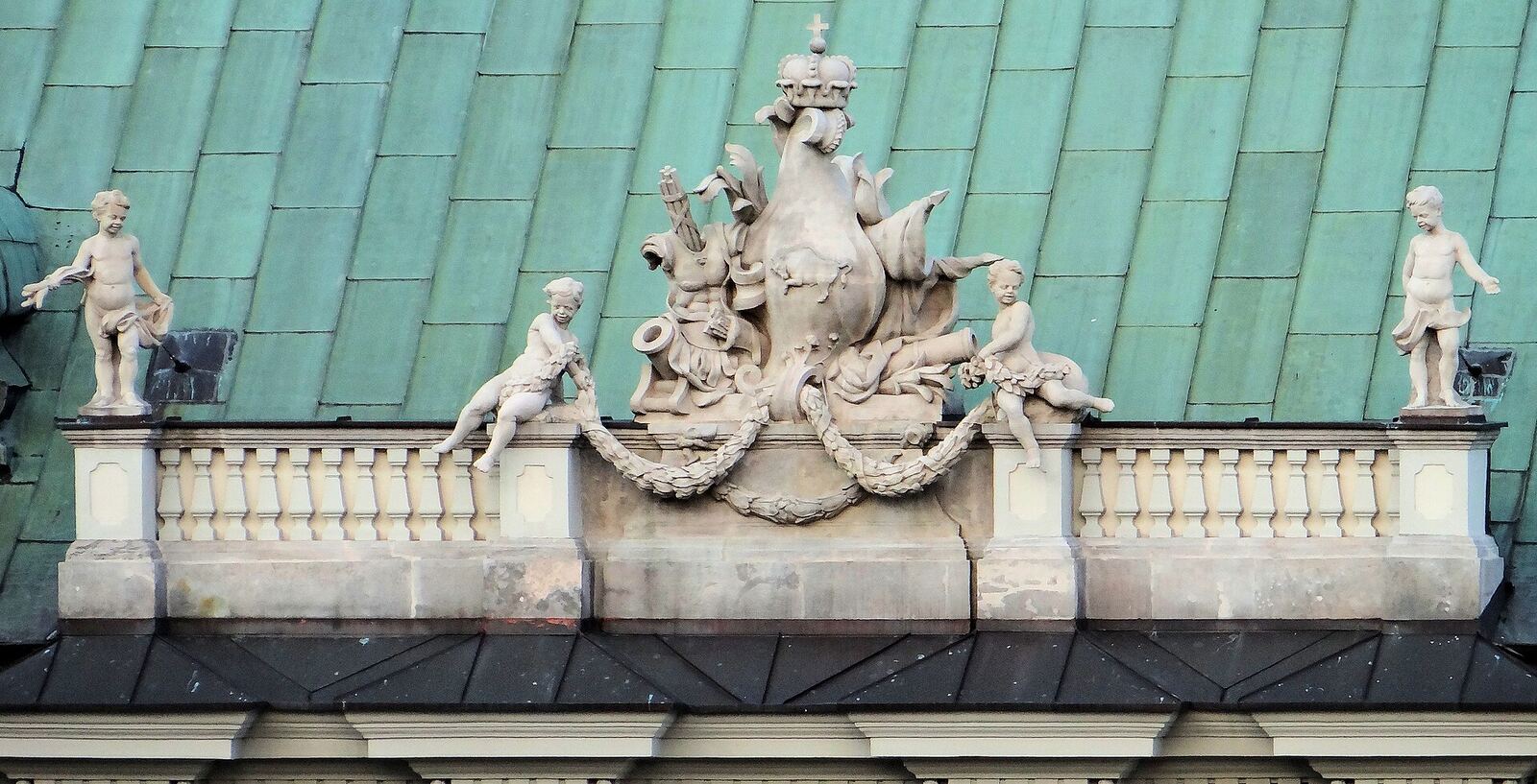 Kupferdach mit Patina an einem historischen Gebäude